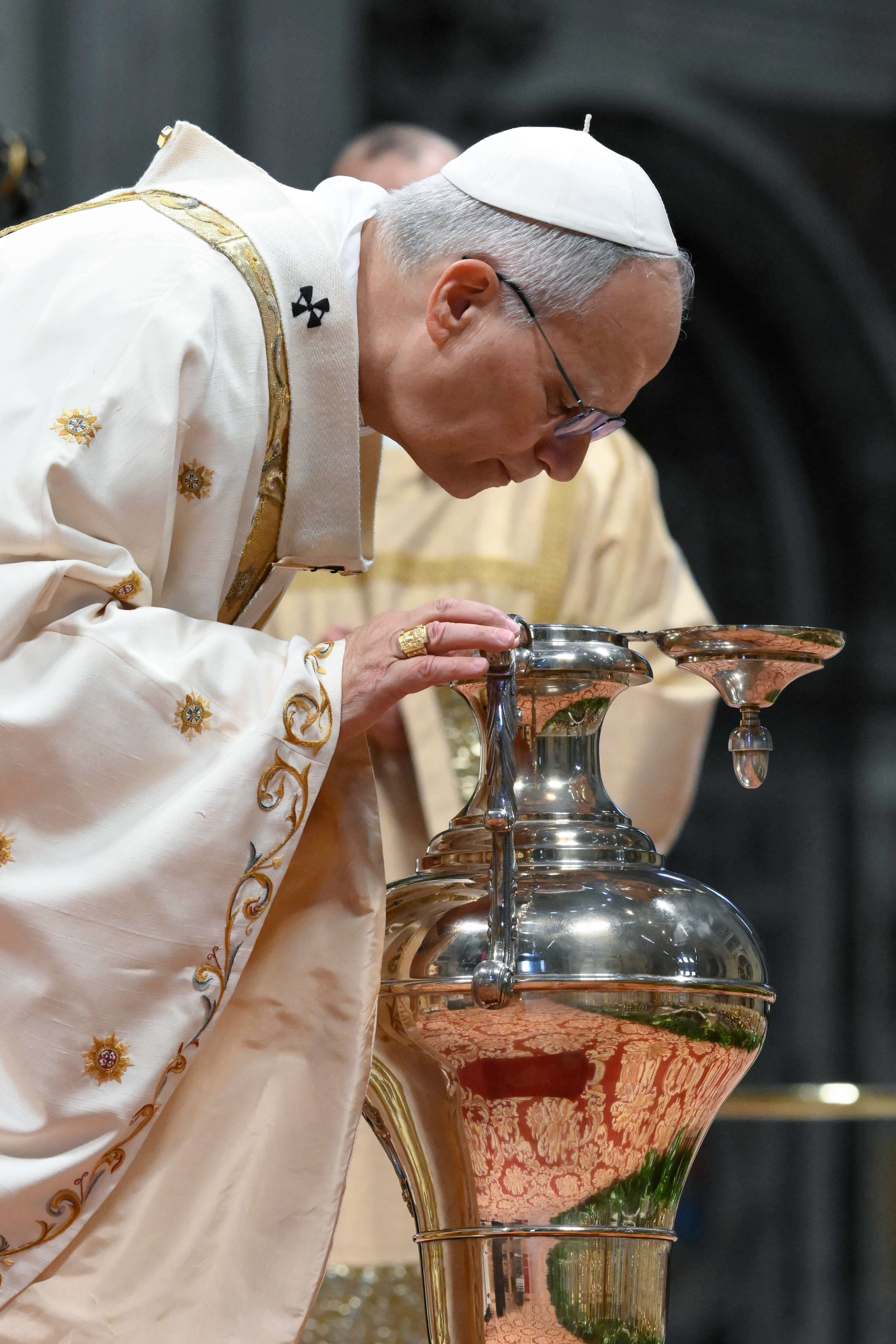 pope leo holy thursday chrism mass