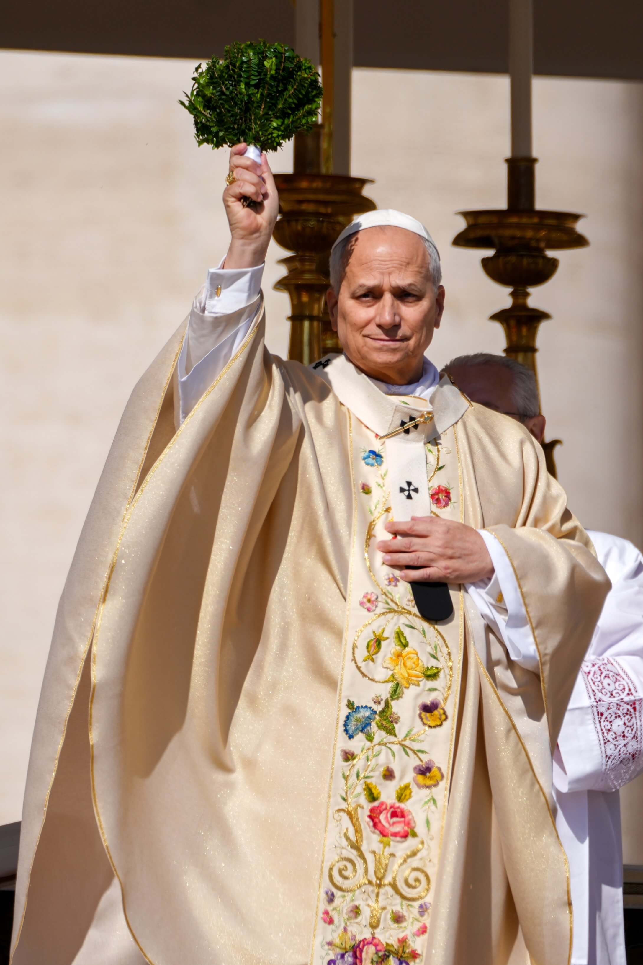 20260405T1400-POPE-EASTER-APRIL5-1816940 Pope Leo XIV blesses the faithful in St. Peter's Square with holy water during Easter morning Mass at the Vatican April 5, 2026. (CNS photo/Lola Gomez)