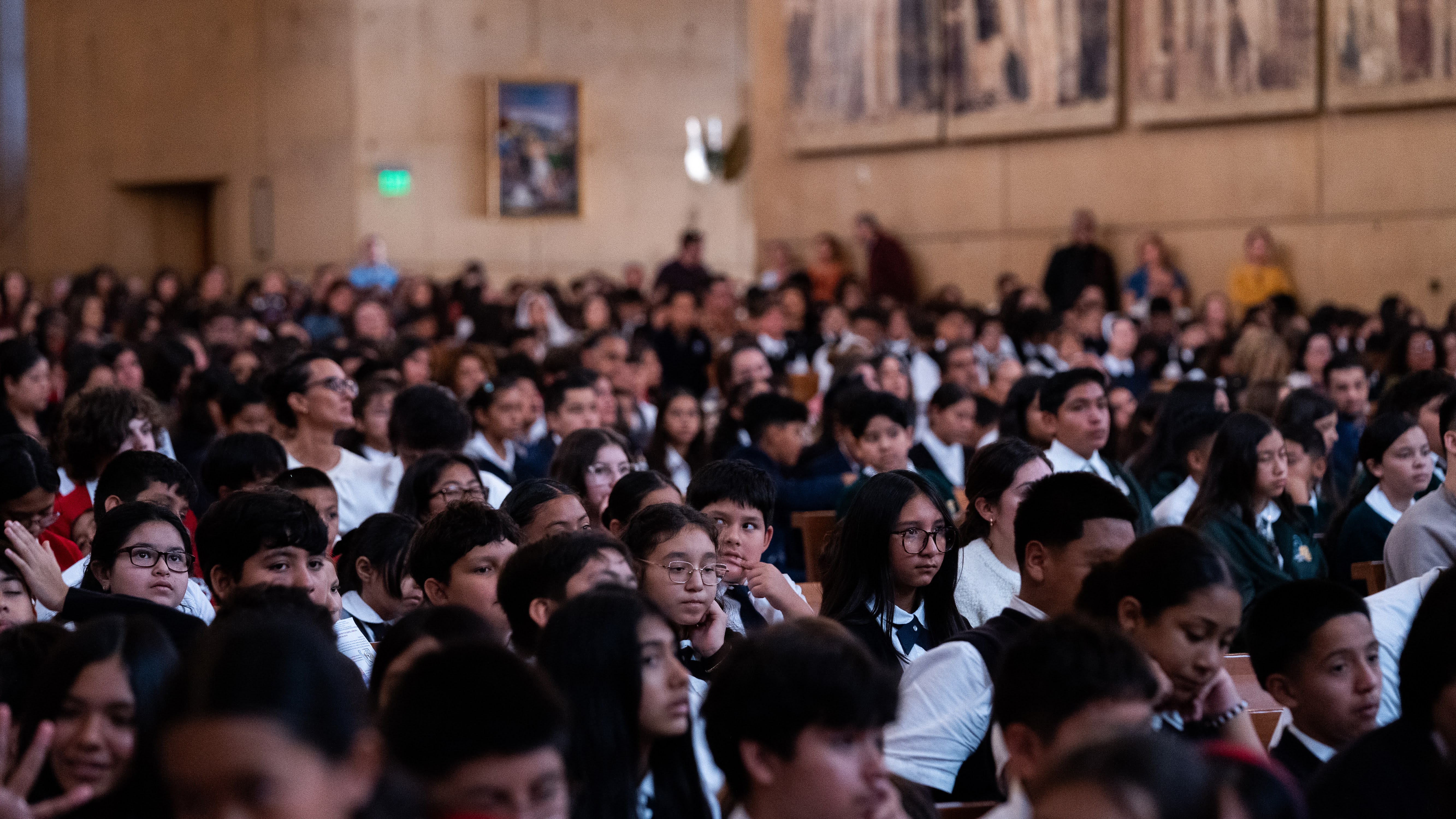 Jóvenes asistiendo a misa en el Domingo Mundial de las Misiones, Diócesis de Los Ángeles.
